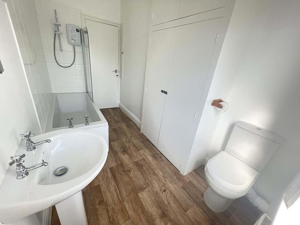 2 bedroom terraced house Let Agreed in Barnoldswick - Bathroom